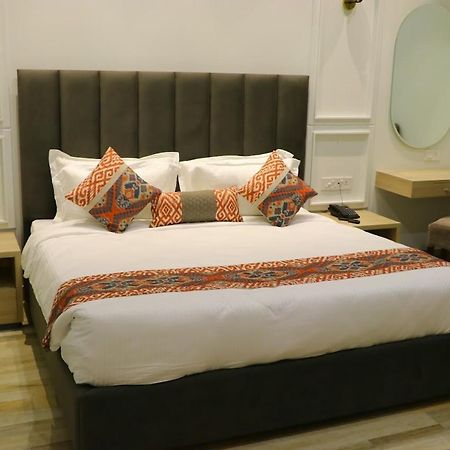 Hotel Elegance Regency Khanna  Exterior foto